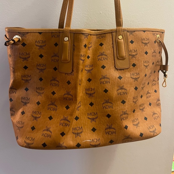 Medium MCM Tote - Picture 2 of 6